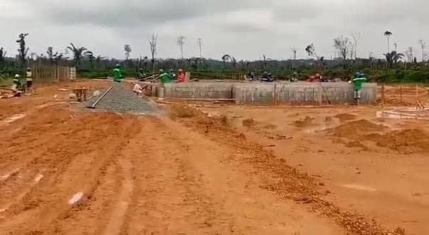 Une visite de terrain productive à Dibamba pour évaluer les parcelles, examiner l’emplacement et préparer les prochaines opportunités de développement.