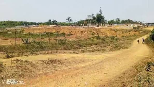 Une visite de terrain productive à Dibamba pour évaluer les parcelles, examiner l’emplacement et préparer les prochaines opportunités de développement.